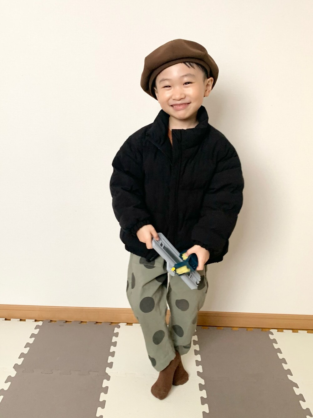 ブラック系のブルゾン、グリーン系のチノパンツ、ブラウン系のスウェットを着用したキッズの冬コーディネートの2枚目の写真