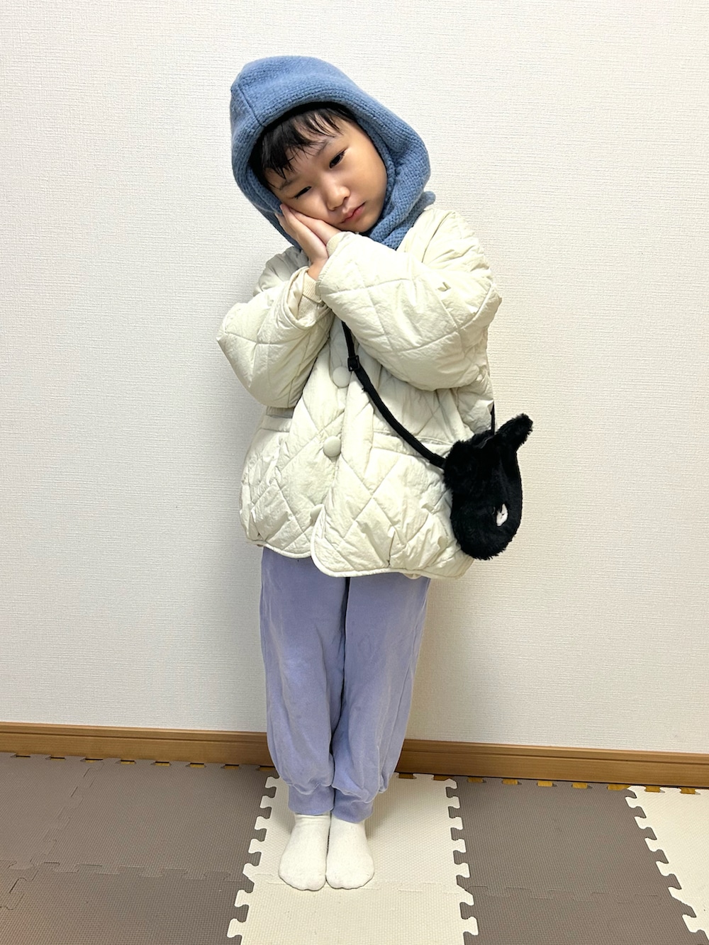 パープル系のスウェットパンツ、ホワイト系のブルゾン、その他のニット/セーターを着用したキッズの冬コーディネートの5枚目の写真