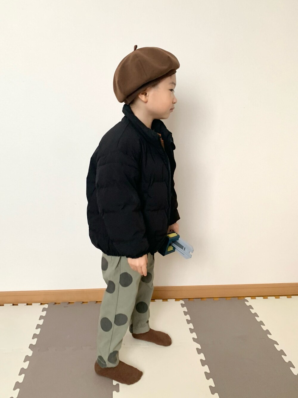 ブラック系のブルゾン、グリーン系のチノパンツ、ブラウン系のスウェットを着用したキッズの冬コーディネートの3枚目の写真