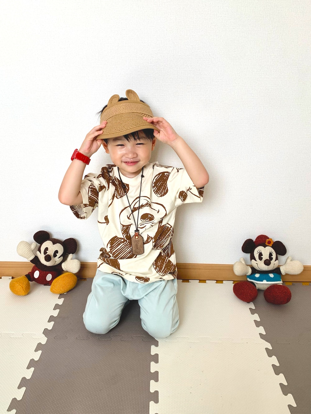 ホワイト系のTシャツ/カットソー、グリーン系のスウェットパンツ、その他のソックス/靴下を着用したキッズの夏コーディネートの4枚目の写真