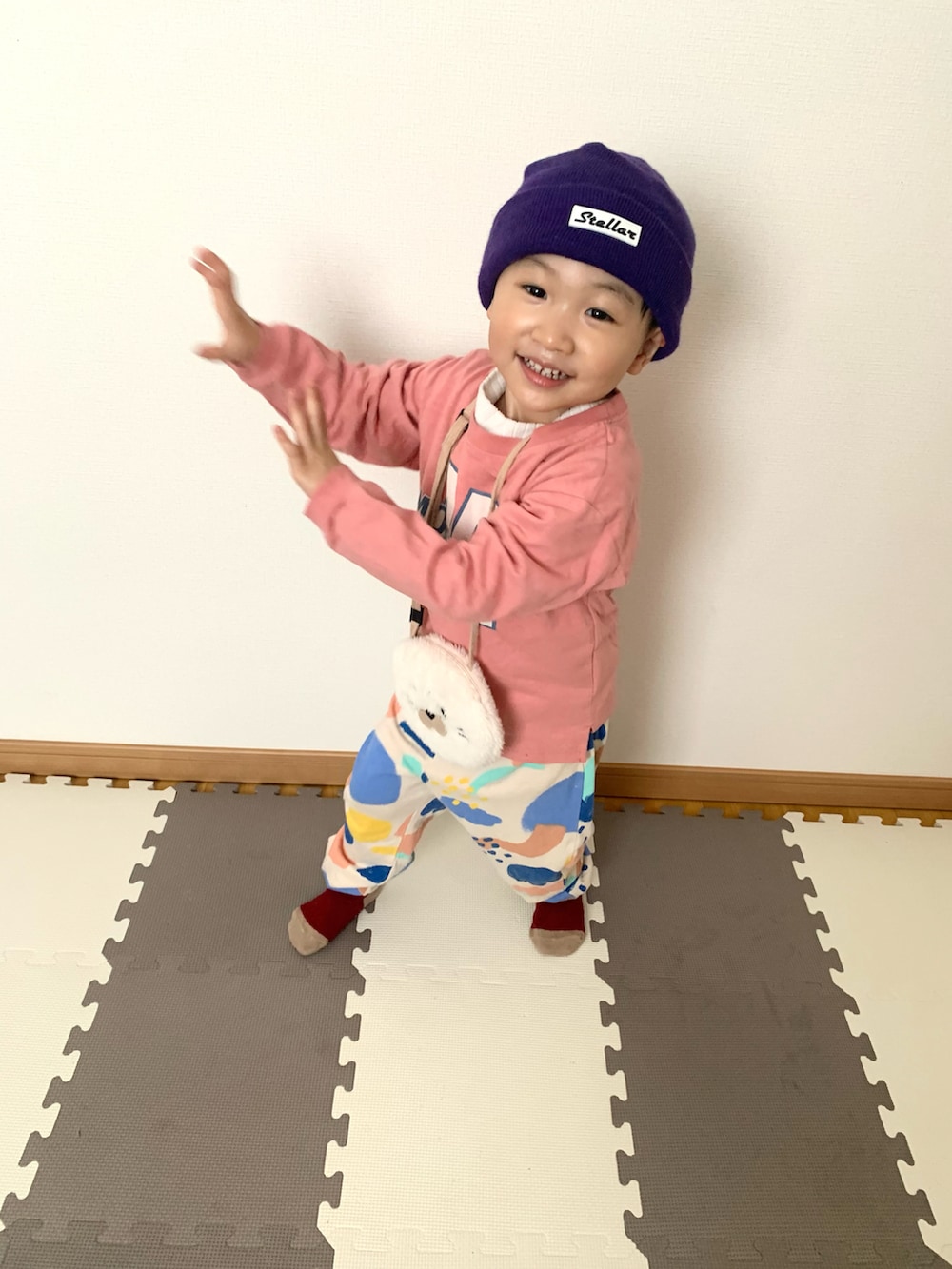 ピンク系のTシャツ/カットソー、その他のスウェットパンツ、ホワイト系のショルダーバッグを着用したキッズの冬コーディネートの5枚目の写真