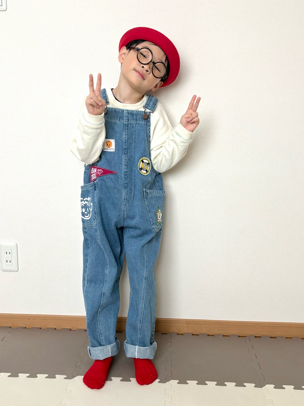 ブルー系のサロペット/オーバーオール、レッド系のハット、ホワイト系のその他を着用したキッズの春コーディネートの4枚目の写真