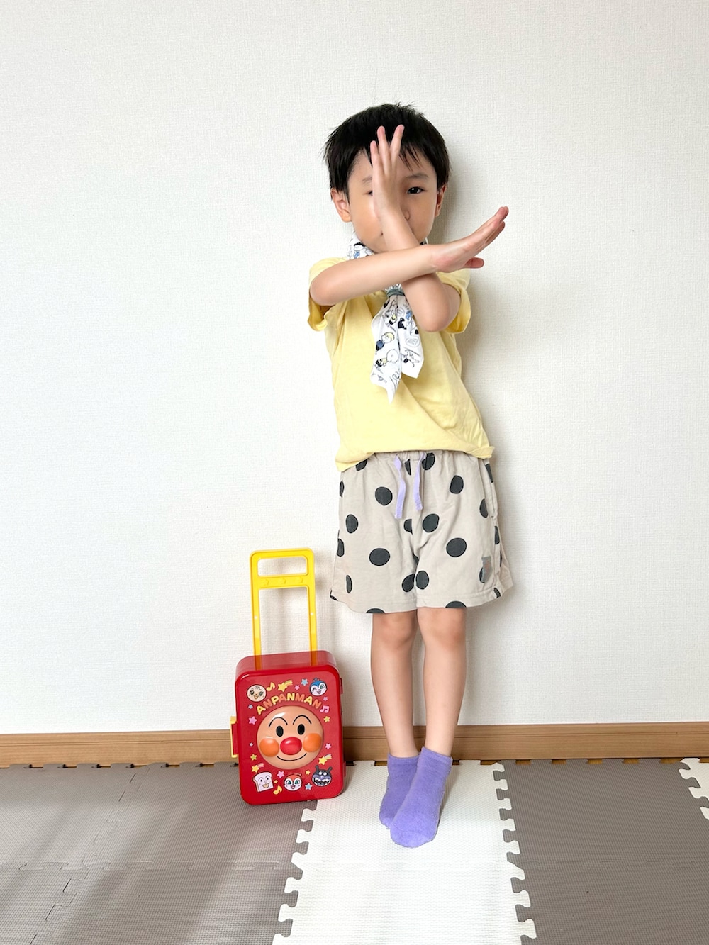 イエロー系のTシャツ/カットソー、ホワイト系のその他パンツ、レッド系のおもちゃを着用したキッズの夏コーディネートの3枚目の写真