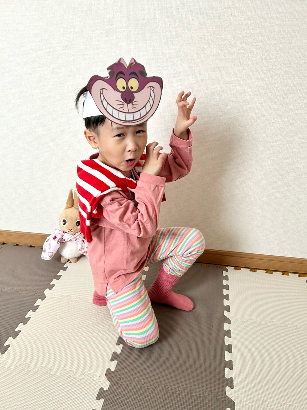 ピンク系のTシャツ/カットソー、ピンク系のパンツ、その他のカーディガン/ボレロを着用したキッズの春コーディネートの5枚目の写真