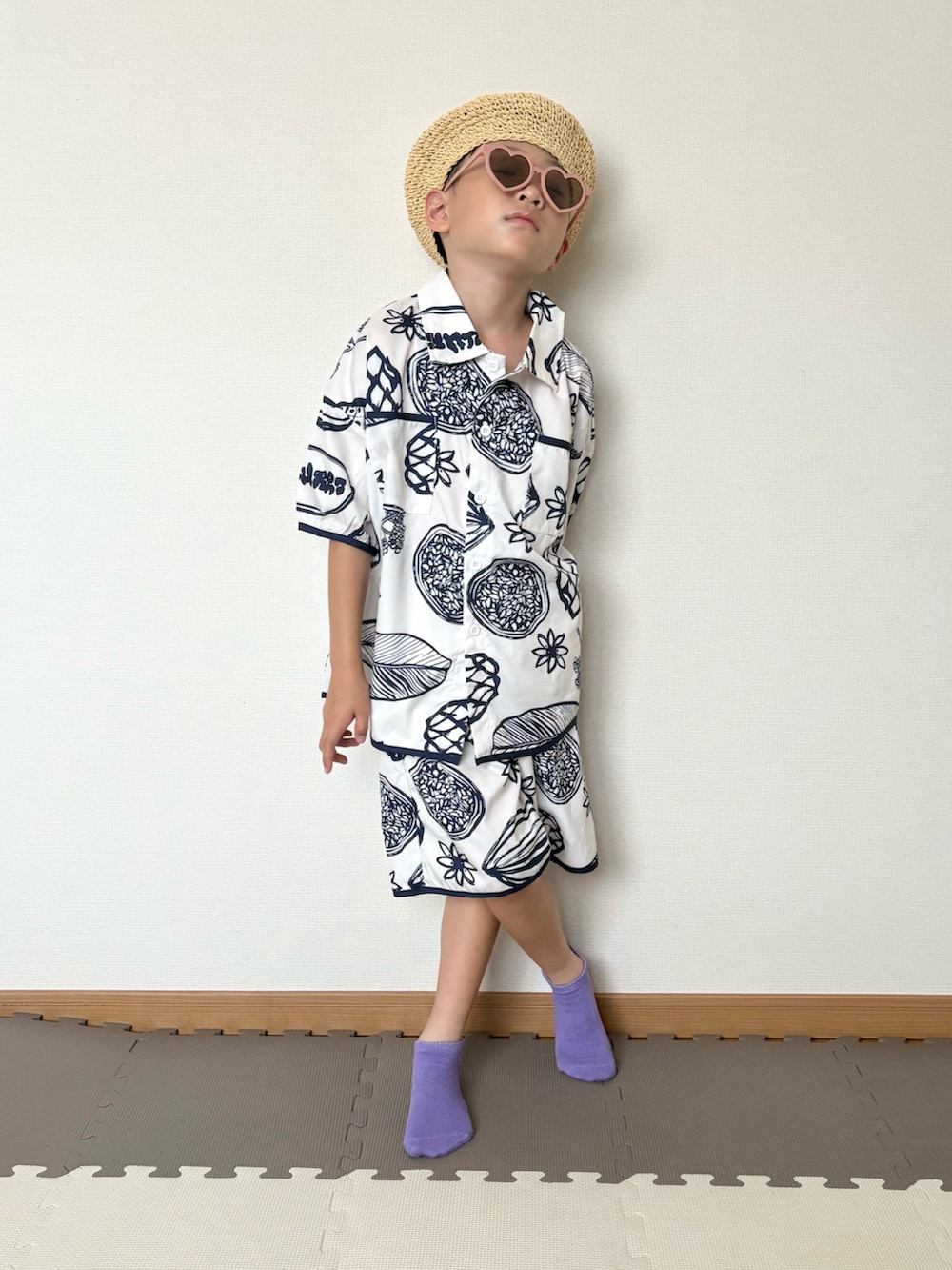 ホワイト系のシャツ/ブラウス、ピンク系のサングラス、ベージュ系の帽子を着用したキッズの夏コーディネートの4枚目の写真
