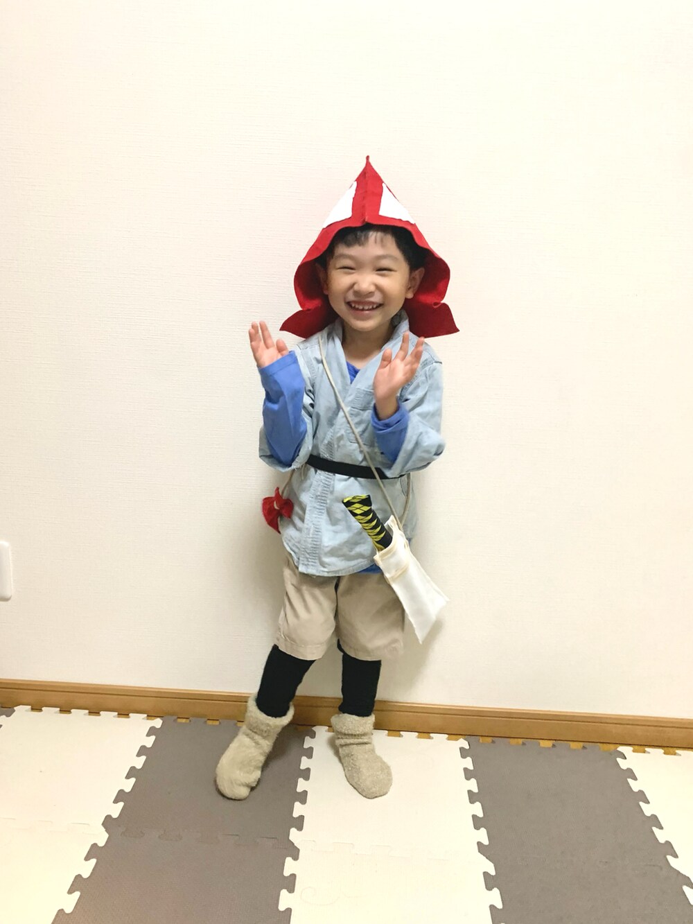 ブルー系のシャツ/ブラウス、ベージュ系のチノパンツ、ブラック系のその他パンツを着用したキッズの秋コーディネートの4枚目の写真