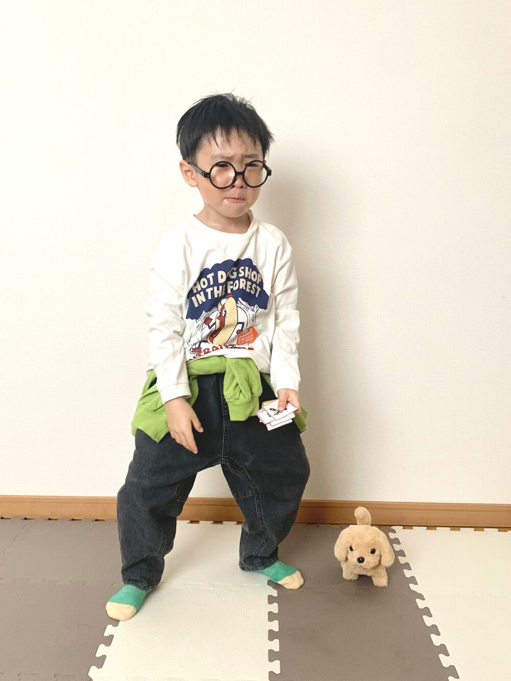 ホワイト系のTシャツ/カットソー、ブラック系のデニムパンツ、グリーン系のカーディガン/ボレロを着用したキッズの春コーディネートの3枚目の写真