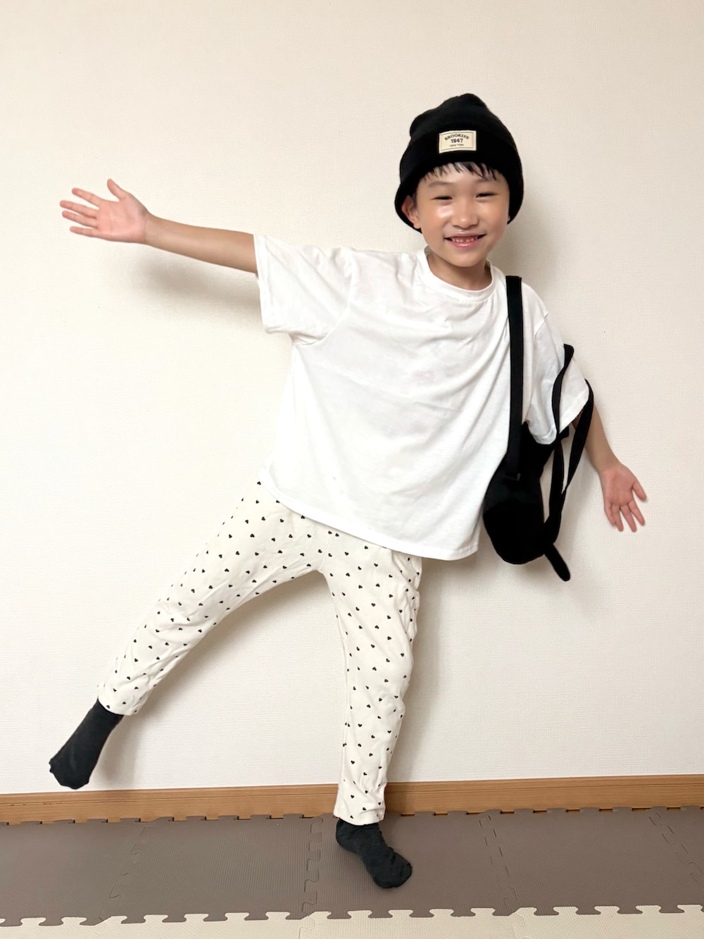 ホワイト系のその他パンツ、ホワイト系のTシャツ/カットソー、ブラック系のバックパック/リュックを着用したキッズの秋コーディネートの2枚目の写真