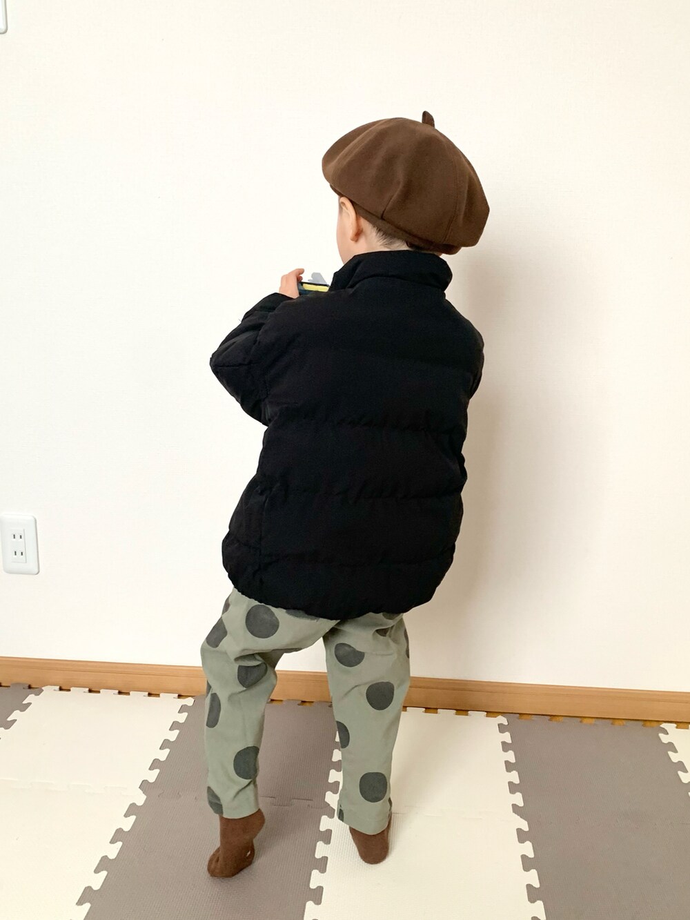 ブラック系のブルゾン、グリーン系のチノパンツ、ブラウン系のスウェットを着用したキッズの冬コーディネートの5枚目の写真