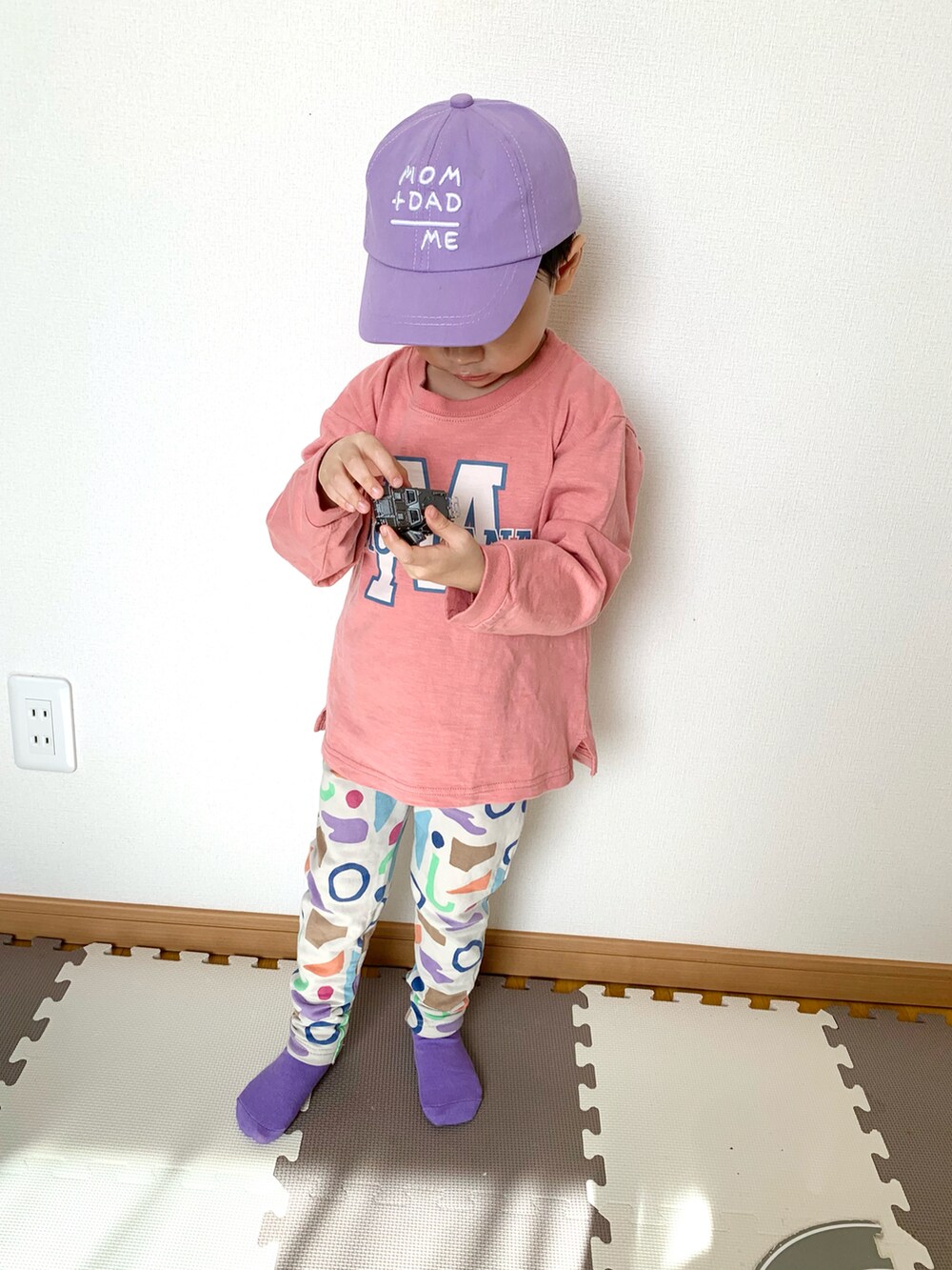 ピンク系のTシャツ/カットソー、その他のその他パンツ、オレンジ系のソックス/靴下を着用したキッズの春コーディネートの3枚目の写真