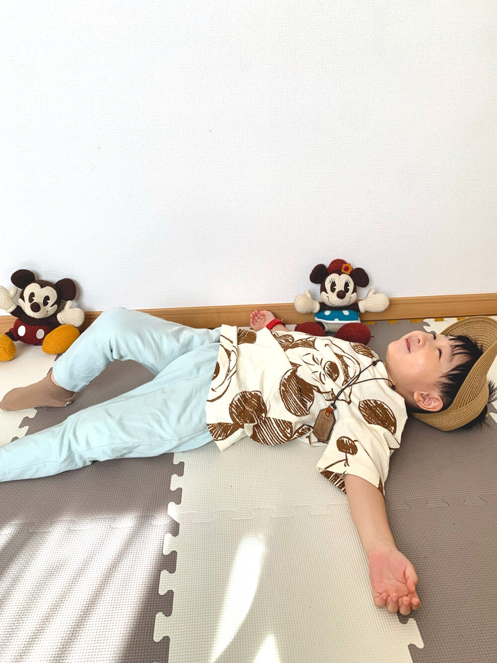 ホワイト系のTシャツ/カットソー、グリーン系のスウェットパンツ、その他のソックス/靴下を着用したキッズの夏コーディネートの5枚目の写真