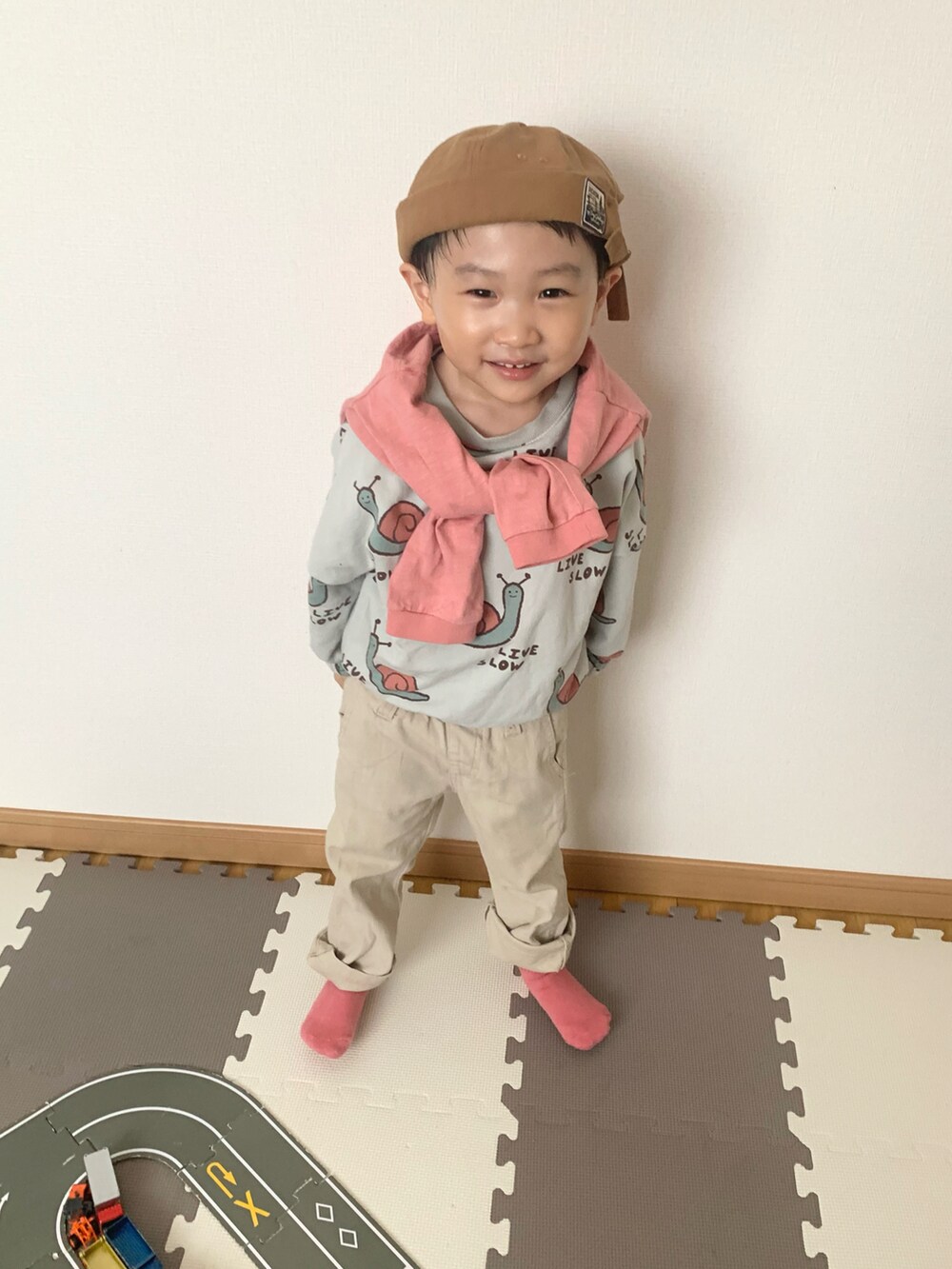 ピンク系のTシャツ/カットソー、グリーン系のスウェット、ベージュ系のパンツを着用したキッズの春コーディネートの3枚目の写真