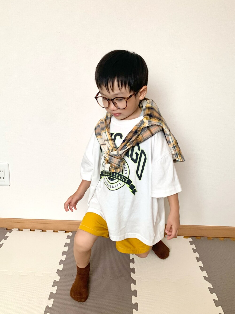 ホワイト系のTシャツ/カットソー、オレンジ系のショルダーバッグ、イエロー系のパンツを着用したキッズの秋コーディネートの3枚目の写真