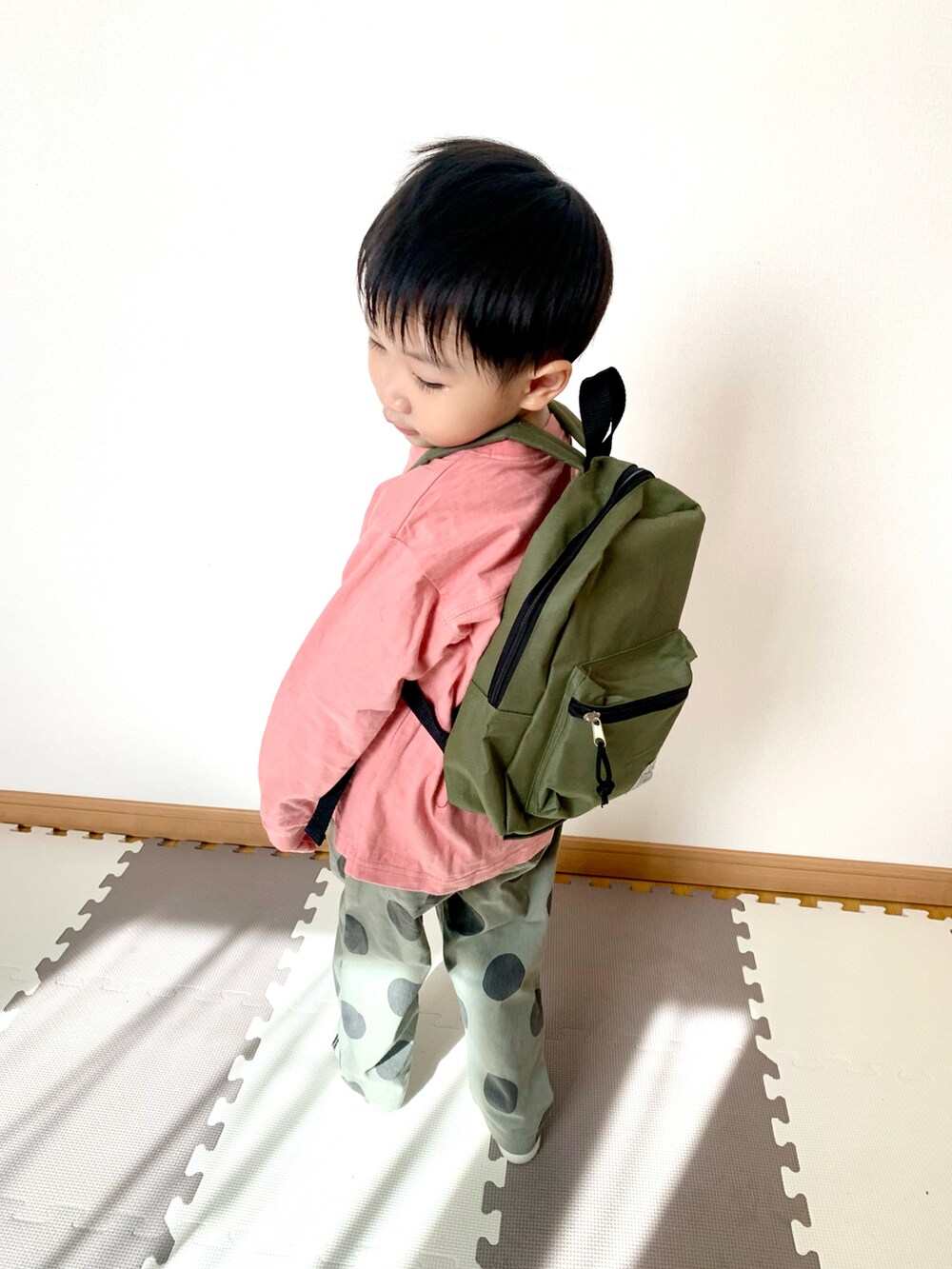 ピンク系のTシャツ/カットソー、グリーン系のその他パンツ、グリーン系のバックパック/リュックを着用したキッズの春コーディネートの3枚目の写真