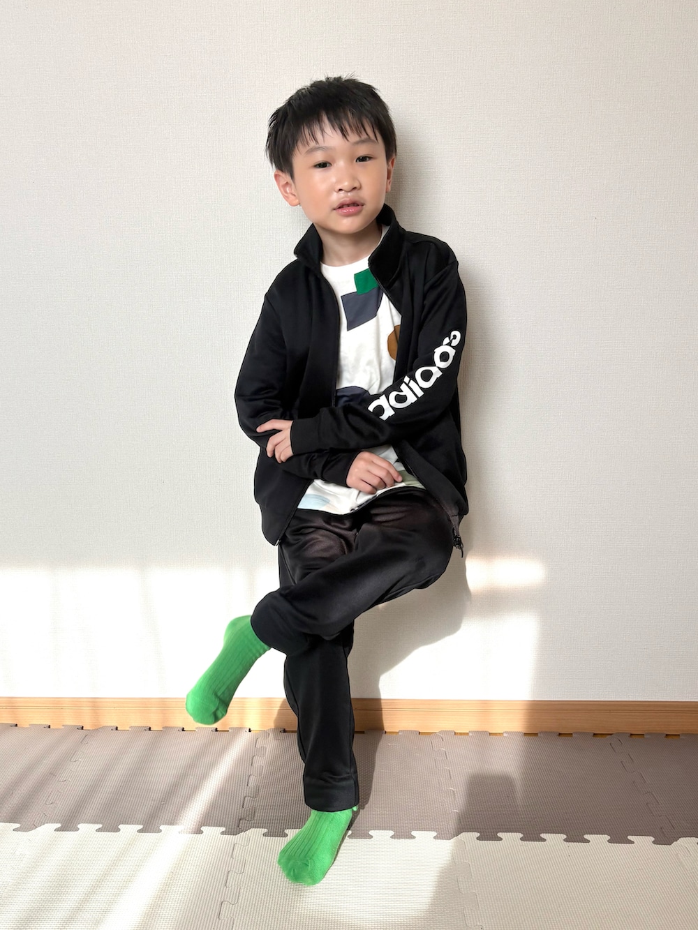 その他のTシャツ/カットソー、ブラック系のセットアップを着用したキッズの春コーディネートの4枚目の写真