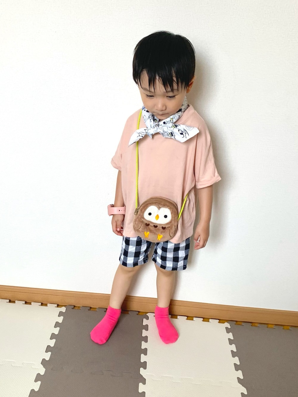 ピンク系のTシャツ/カットソー、ベージュ系のショルダーバッグ、ブルー系のパンツを着用したキッズの夏コーディネートの4枚目の写真