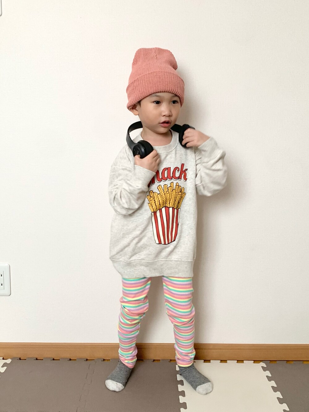その他のスウェット、ピンク系のパンツ、ピンク系のニットキャップ/ビーニーを着用したキッズの春コーディネートの2枚目の写真