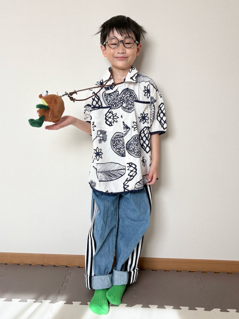 ブルー系のデニムパンツ、ホワイト系のシャツ/ブラウスを着用したキッズの夏コーディネートの4枚目の写真