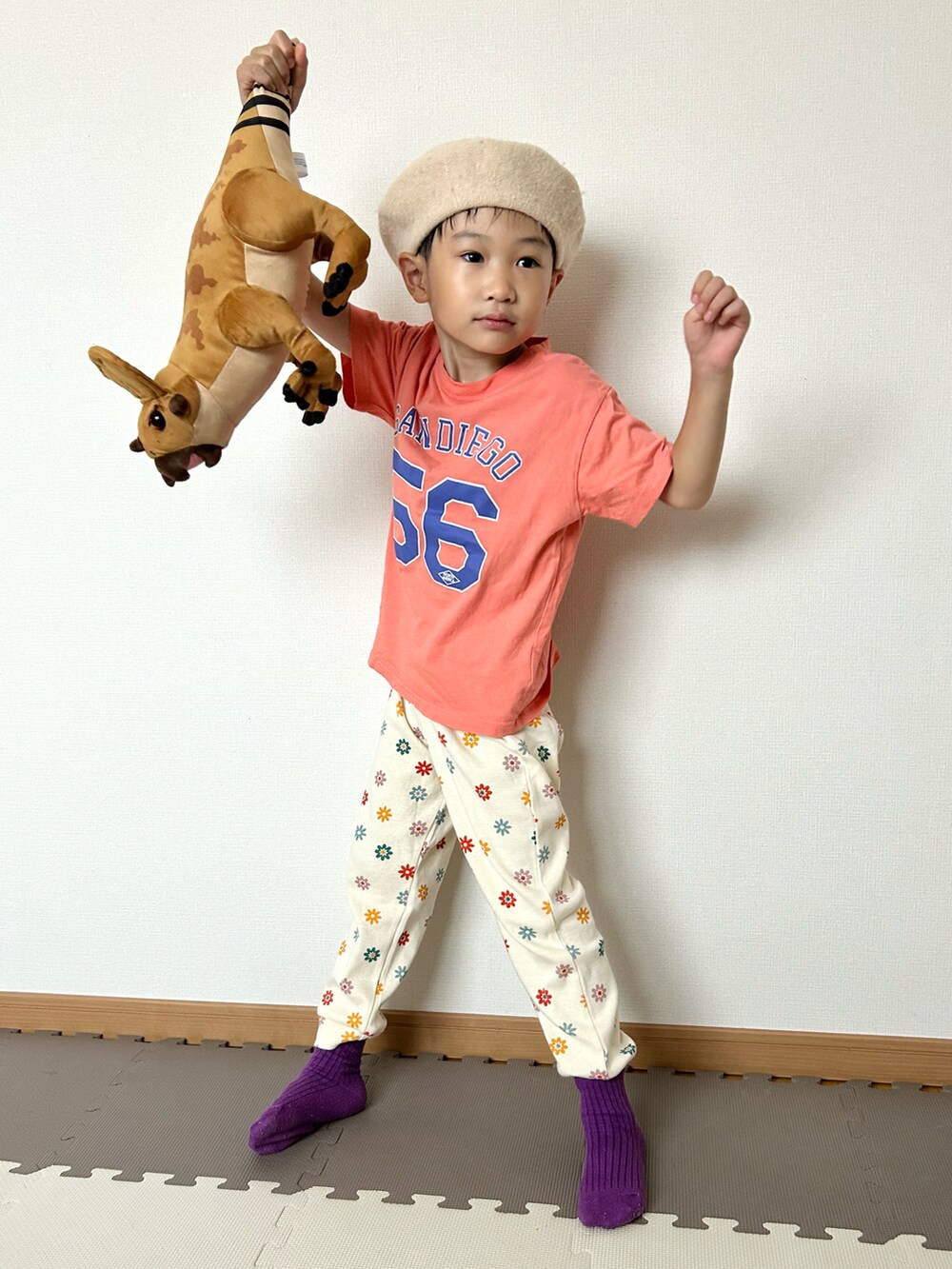 オレンジ系のTシャツ/カットソー、ホワイト系のその他パンツ、ピンク系のソックス/靴下を着用したキッズの秋コーディネートの2枚目の写真