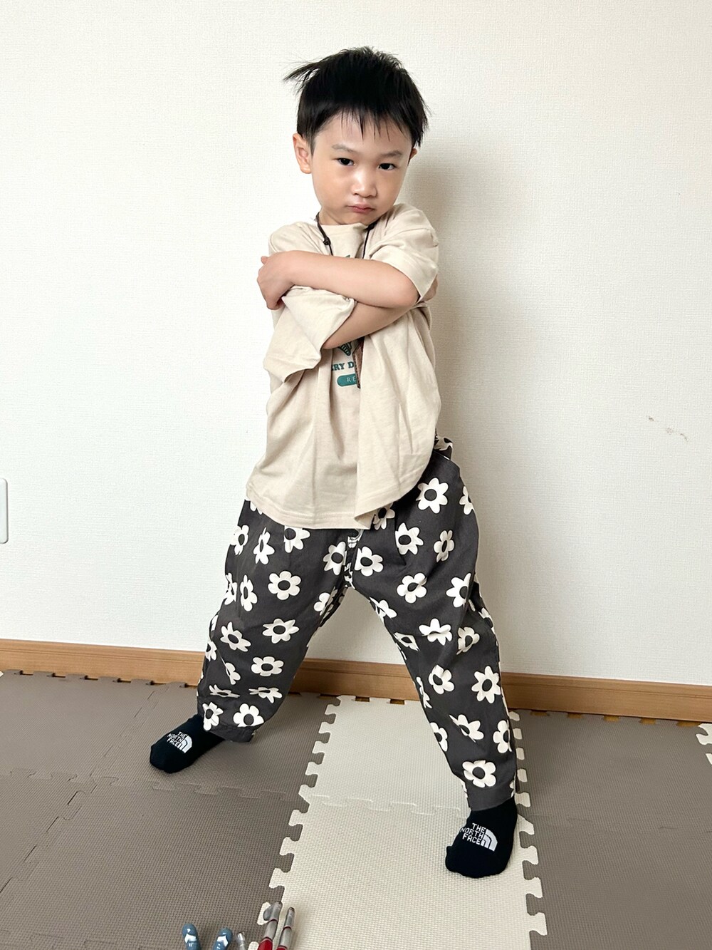 ベージュ系のTシャツ/カットソー、ブラック系のその他パンツ、その他のソックス/靴下を着用したキッズの春コーディネートの2枚目の写真