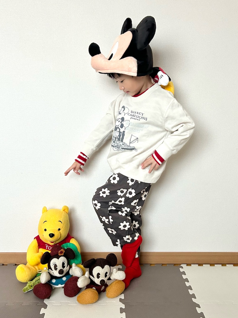 レッド系のTシャツ/カットソー、ホワイト系のスウェット、ブラック系のその他パンツを着用したキッズの秋コーディネートの3枚目の写真