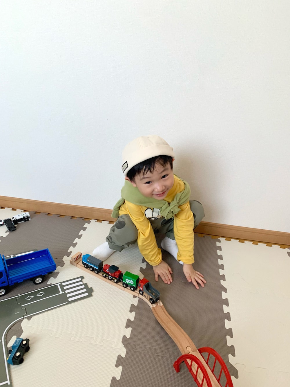 グリーン系のその他パンツ、グリーン系のパーカー、イエロー系のTシャツ/カットソーを着用したキッズの春コーディネートの3枚目の写真