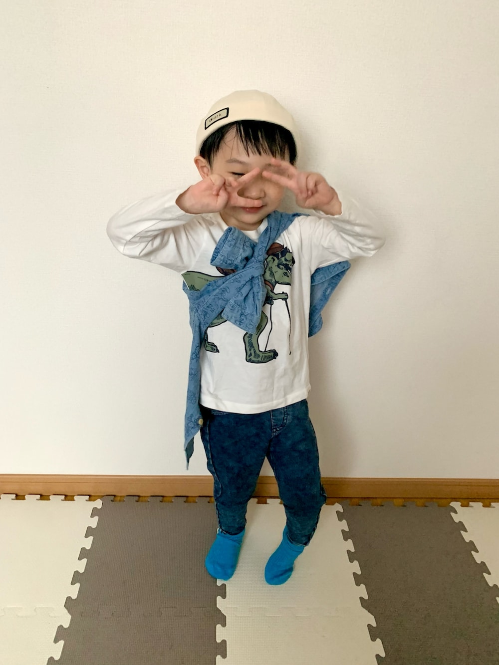 ホワイト系のTシャツ/カットソー、ブルー系のパンツ、ブルー系のシャツ/ブラウスを着用したキッズの春コーディネートの4枚目の写真