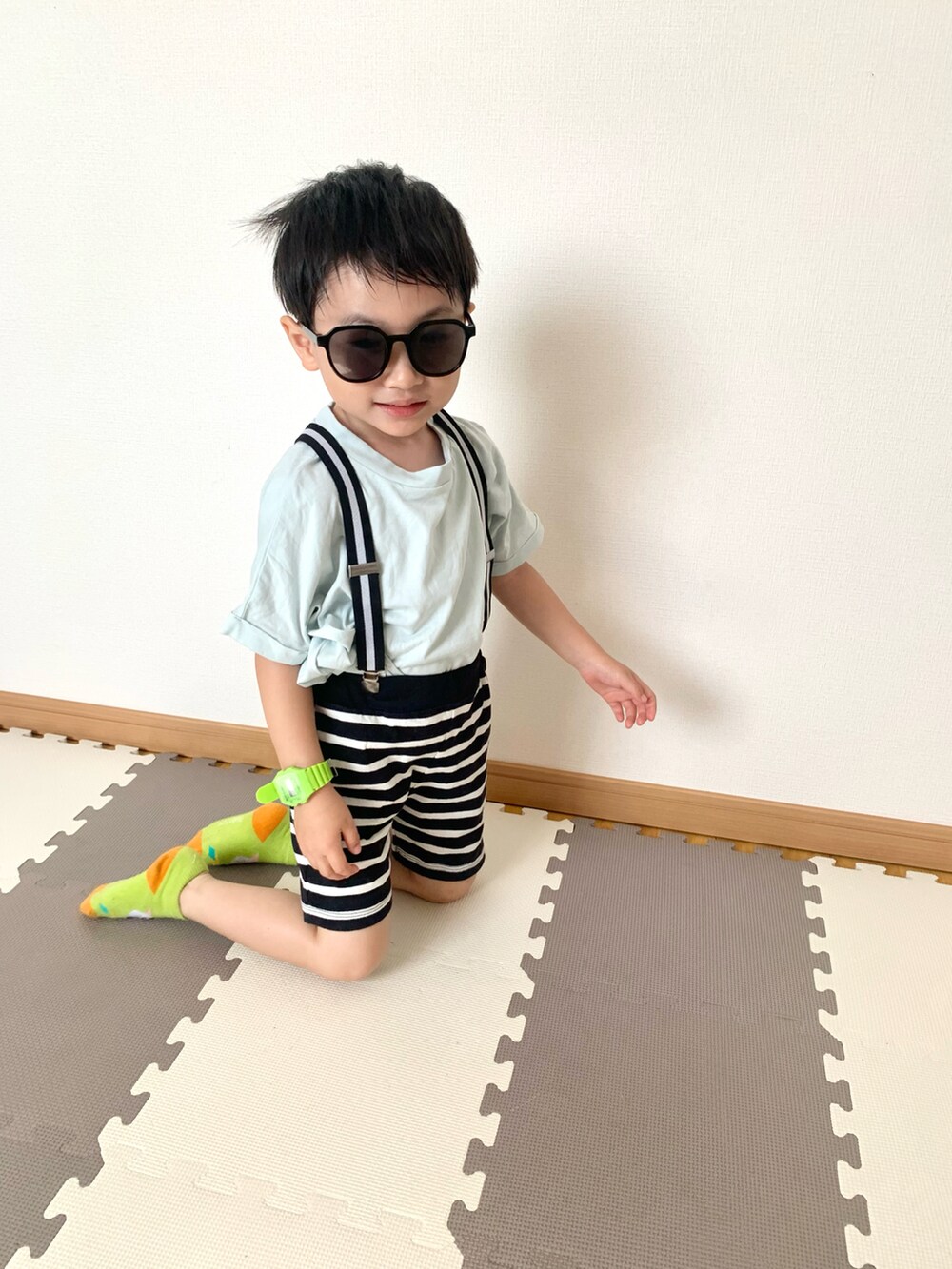 グリーン系のTシャツ/カットソー、ブラック系のスウェットパンツ、グリーン系のソックス/靴下を着用したキッズの夏コーディネートの3枚目の写真