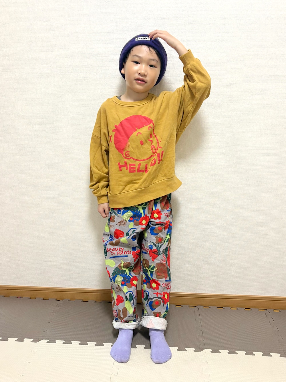 イエロー系のスウェット、その他のその他パンツ、その他のソックス/靴下を着用したキッズの春コーディネートの3枚目の写真