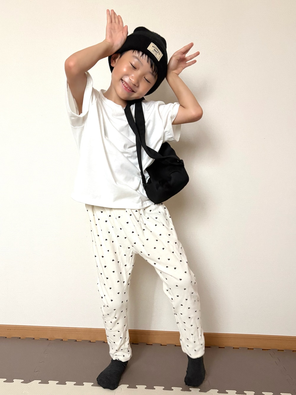 ホワイト系のその他パンツ、ホワイト系のTシャツ/カットソー、ブラック系のバックパック/リュックを着用したキッズの秋コーディネートの4枚目の写真