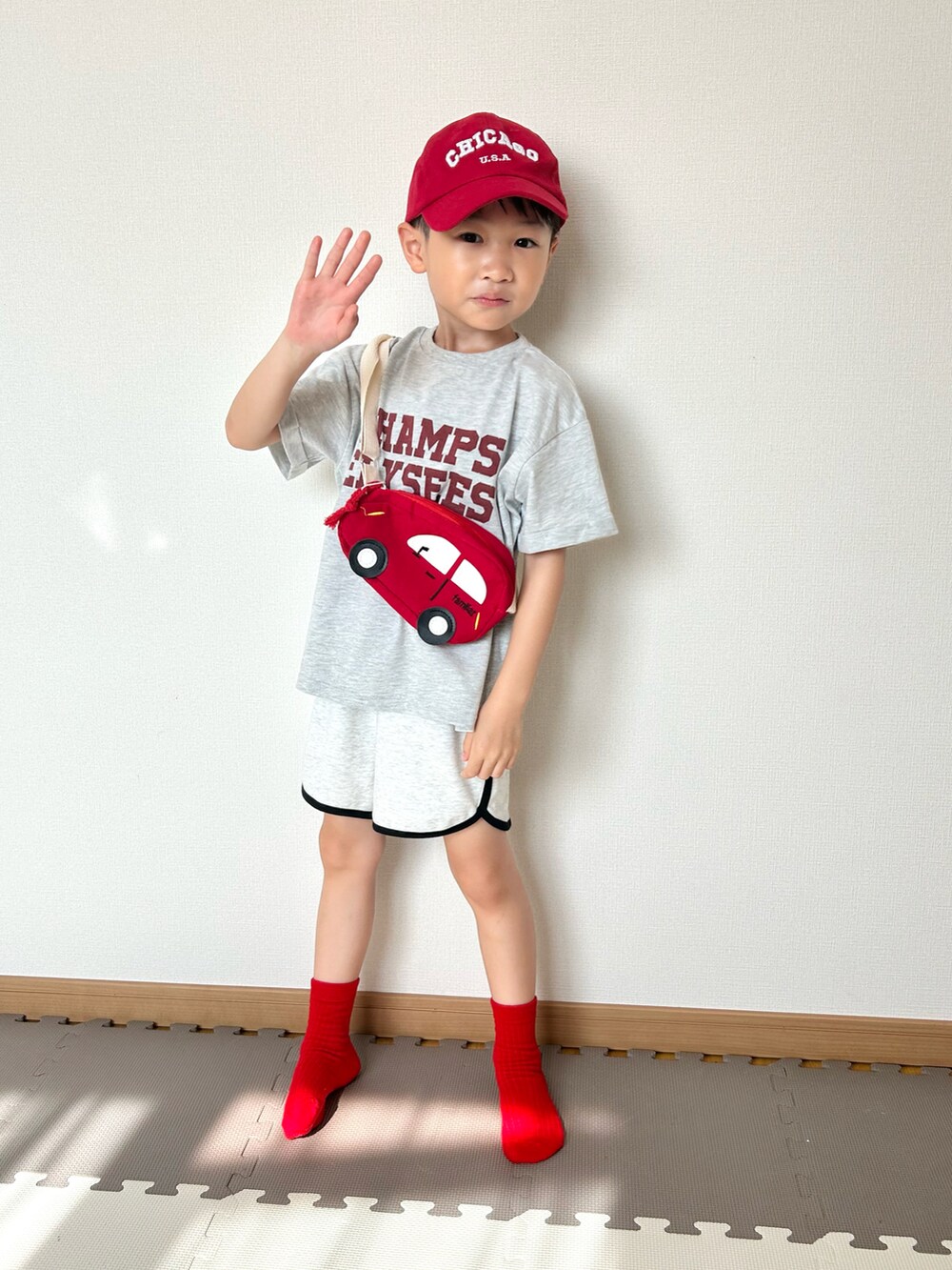 その他のTシャツ/カットソー、グレー系のパンツ、レッド系のショルダーバッグを着用したキッズの夏コーディネートの4枚目の写真