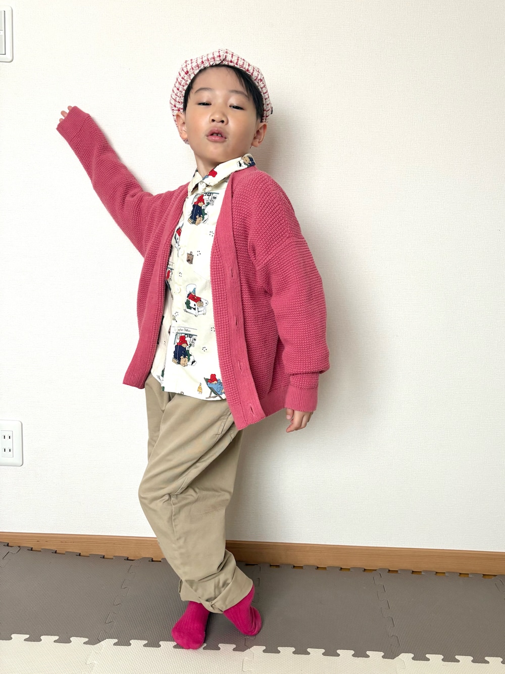 ベージュ系のシャツ/ブラウス、ピンク系のカーディガン/ボレロ、ベージュ系のチノパンツを着用したキッズの春コーディネートの3枚目の写真