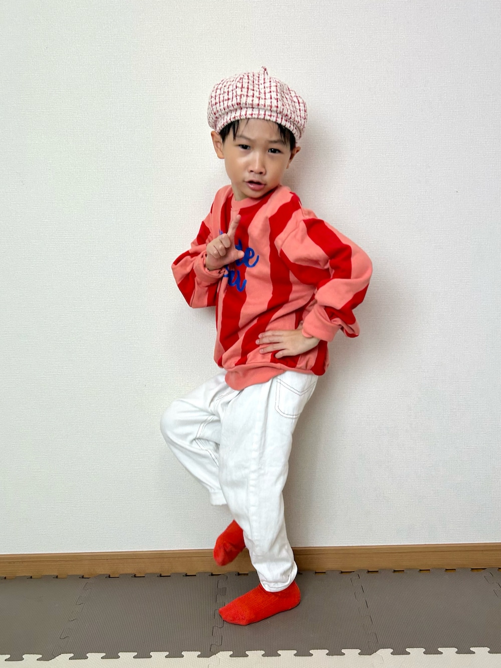 ピンク系のスウェット、ブルー系のジャケット/アウター、ホワイト系のデニムパンツを着用したキッズの秋コーディネートの5枚目の写真