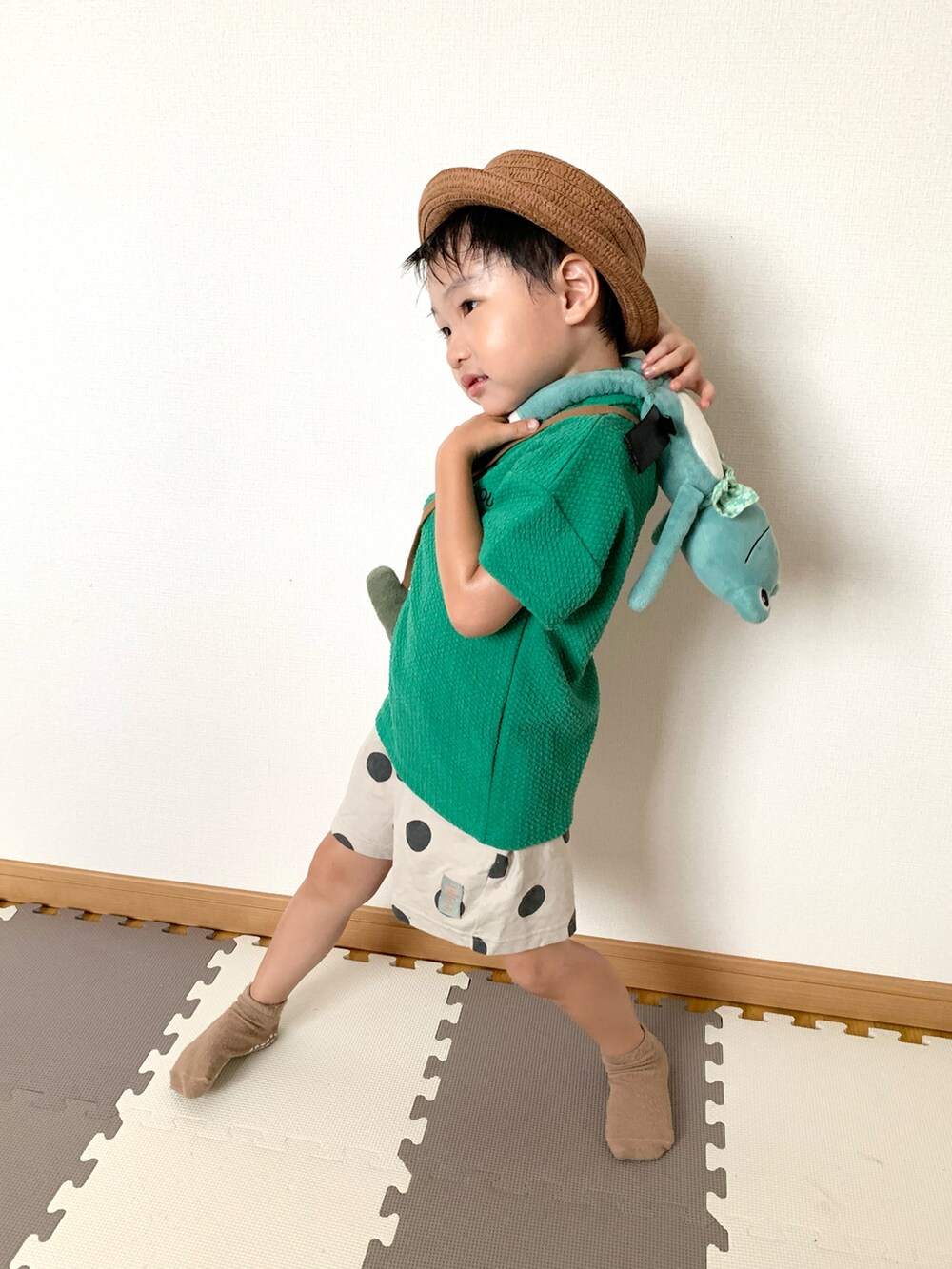 グリーン系のパンツ、ホワイト系のその他パンツ、グリーン系のショルダーバッグを着用したキッズの夏コーディネートの3枚目の写真