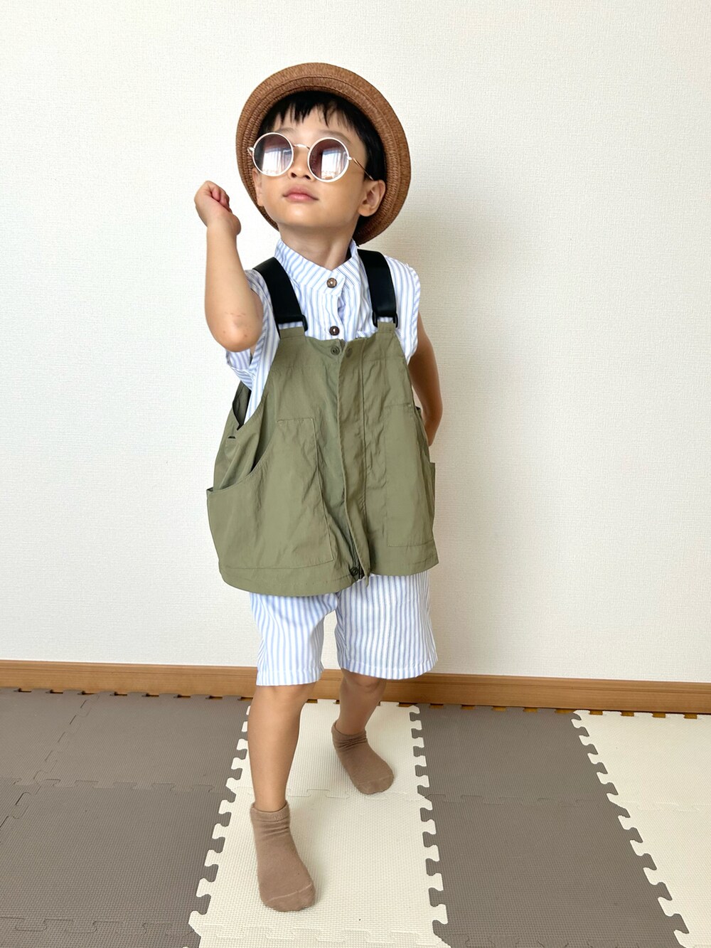 グリーン系のダウンベスト、ブルー系のシャツ/ブラウス、ブルー系のその他パンツを着用したキッズの夏コーディネートの5枚目の写真