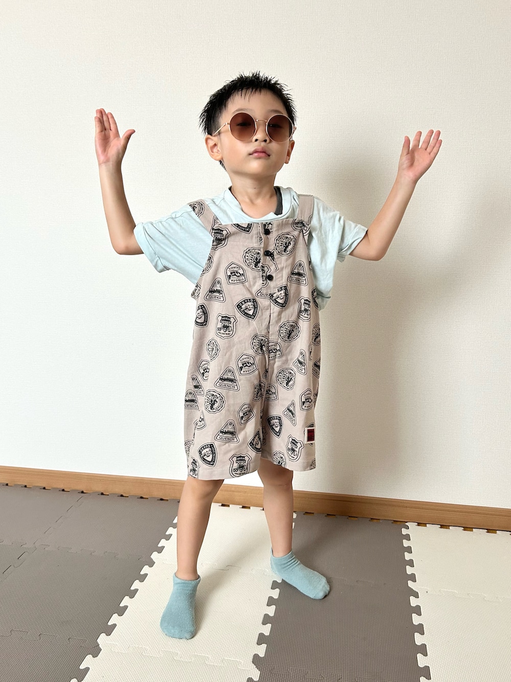 ブラウン系のサロペット/オーバーオール、グリーン系のTシャツ/カットソー、その他のおもちゃを着用したキッズの夏コーディネートの4枚目の写真