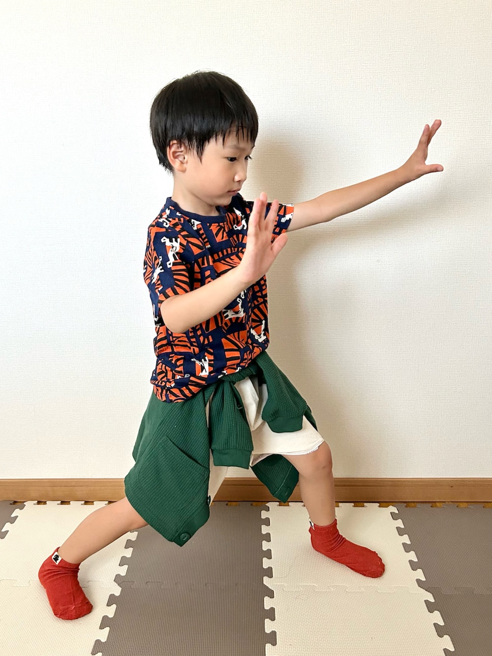 その他のTシャツ/カットソー、グリーン系のカーディガン/ボレロ、ホワイト系のパンツを着用したキッズの夏コーディネートの4枚目の写真