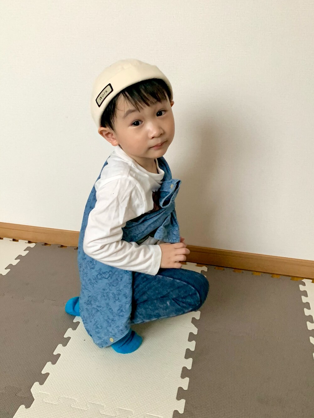ホワイト系のTシャツ/カットソー、ブルー系のパンツ、ブルー系のシャツ/ブラウスを着用したキッズの春コーディネートの2枚目の写真