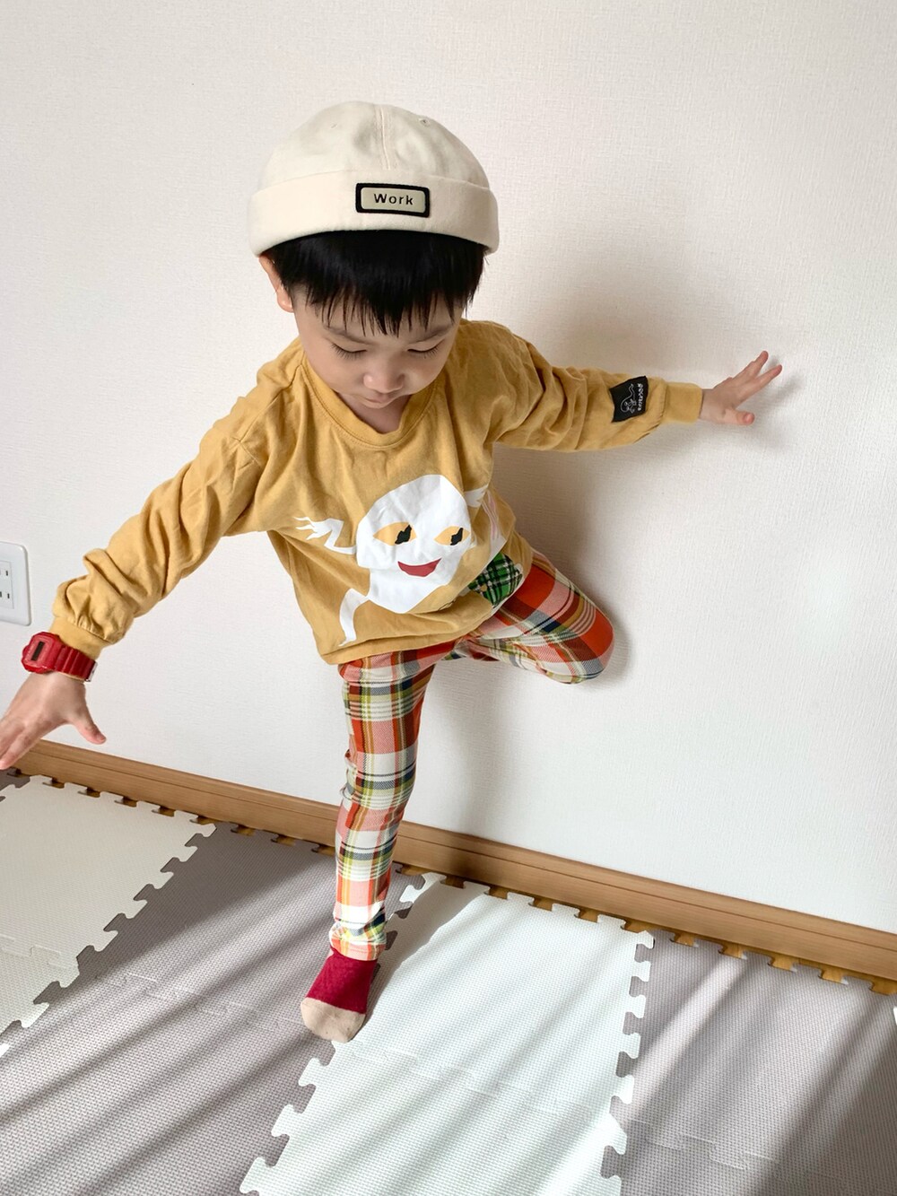 イエロー系のTシャツ/カットソー、オレンジ系のその他パンツ、ホワイト系のキャップを着用したキッズの春コーディネートの2枚目の写真