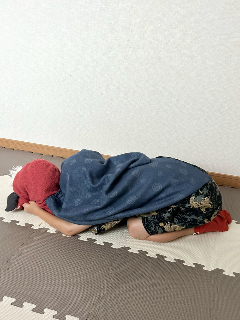ブラウン系のネックレス、ブラック系の浴衣、レッド系の和装小物を着用したキッズの夏コーディネートの5枚目の写真