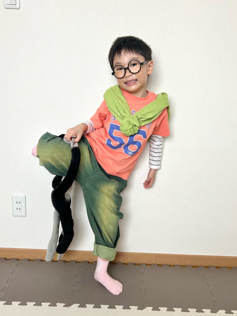 イエロー系のデニムパンツ、ホワイト系のTシャツ/カットソー、オレンジ系のTシャツ/カットソーを着用したキッズの春コーディネートの4枚目の写真