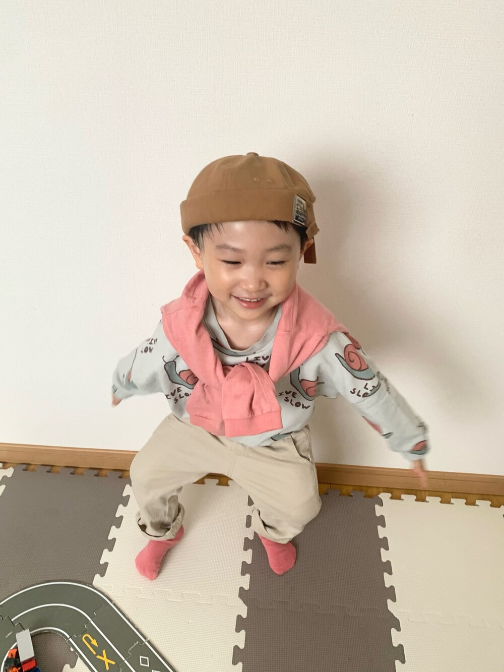 ピンク系のTシャツ/カットソー、グリーン系のスウェット、ベージュ系のパンツを着用したキッズの春コーディネートの2枚目の写真