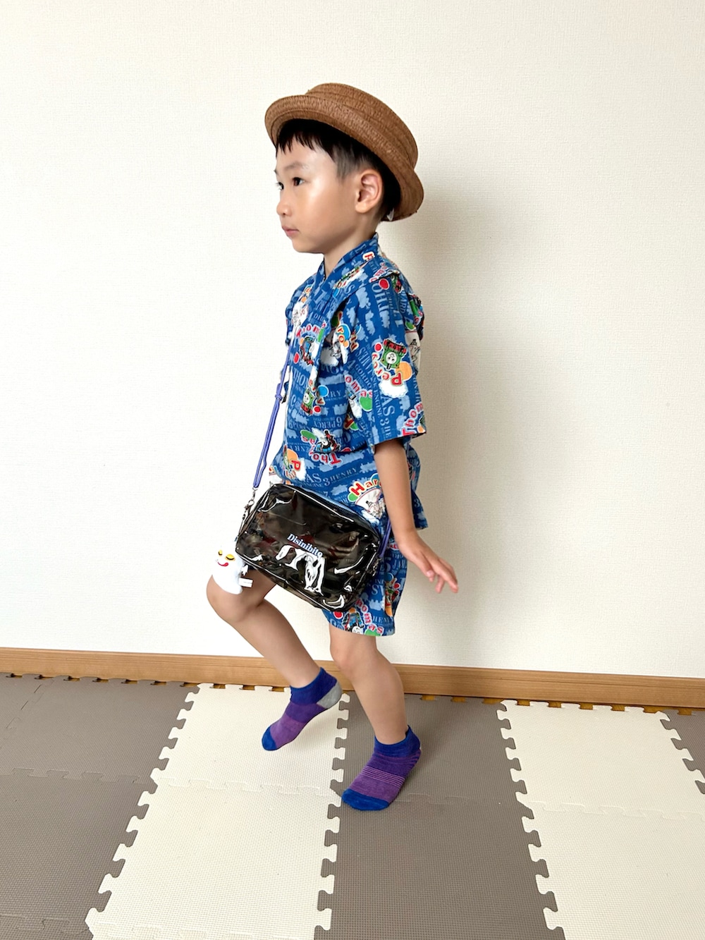 ブラック系のショルダーバッグ、ブラウン系のハット、ブルー系の浴衣を着用したキッズの夏コーディネートの2枚目の写真