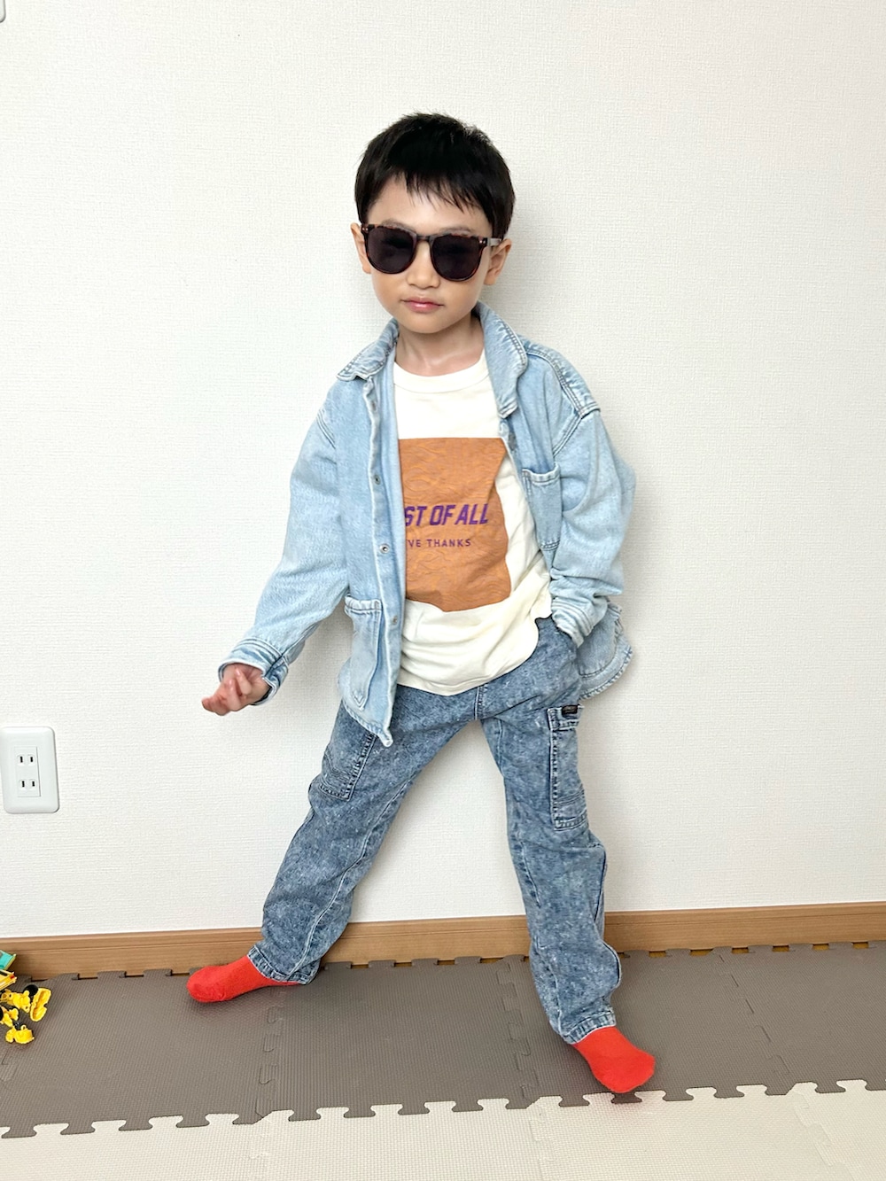 ホワイト系のTシャツ/カットソー、ブルー系のパンツ、ブルー系のデニムジャケットを着用したキッズの春コーディネートの2枚目の写真