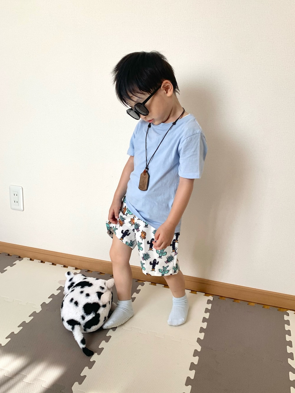 ブルー系のTシャツ/カットソー、ホワイト系のパンツ、ホワイト系のおもちゃを着用したキッズの夏コーディネートの2枚目の写真