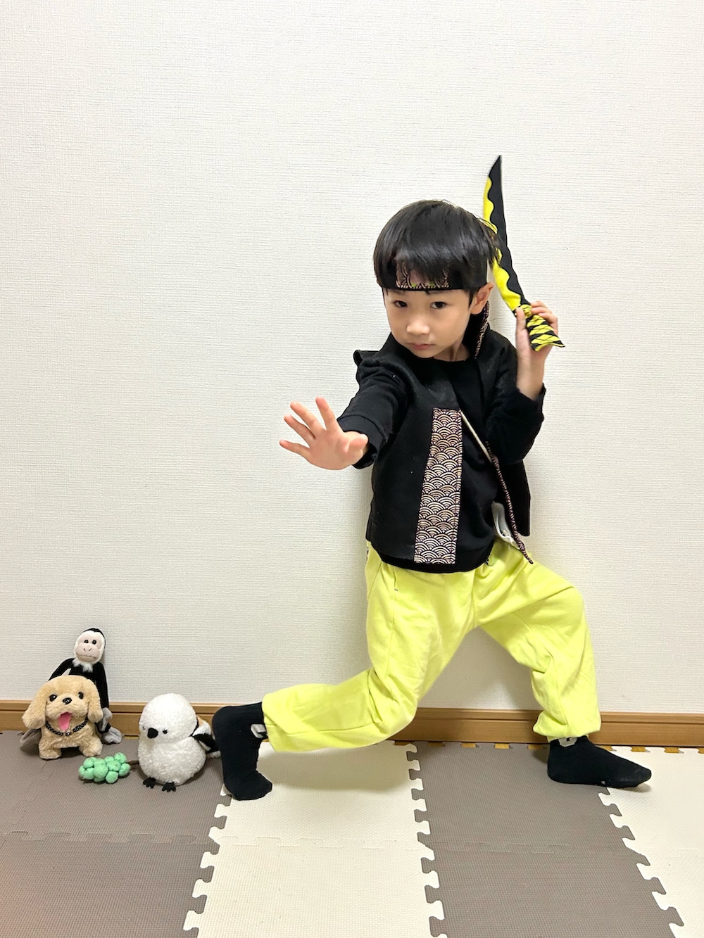 グリーン系のその他パンツ、ブラック系のフォーマルスーツ/小物、ブラック系のスウェットを着用したキッズの秋コーディネートの5枚目の写真