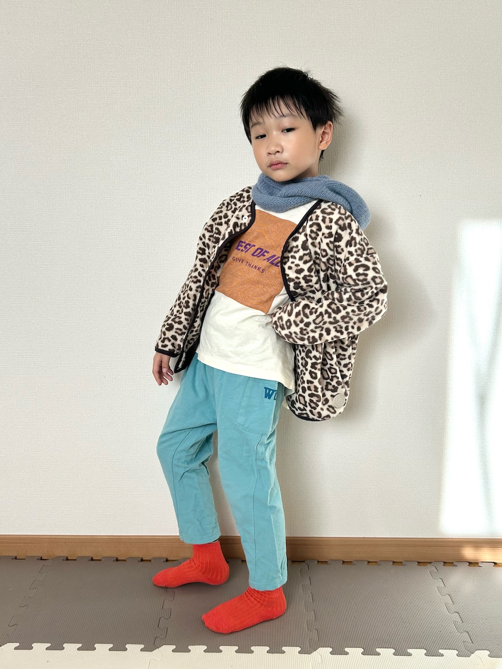 ホワイト系のTシャツ/カットソー、ベージュ系のカーディガン/ボレロ、ブルー系のその他パンツを着用したキッズの秋コーディネートの2枚目の写真