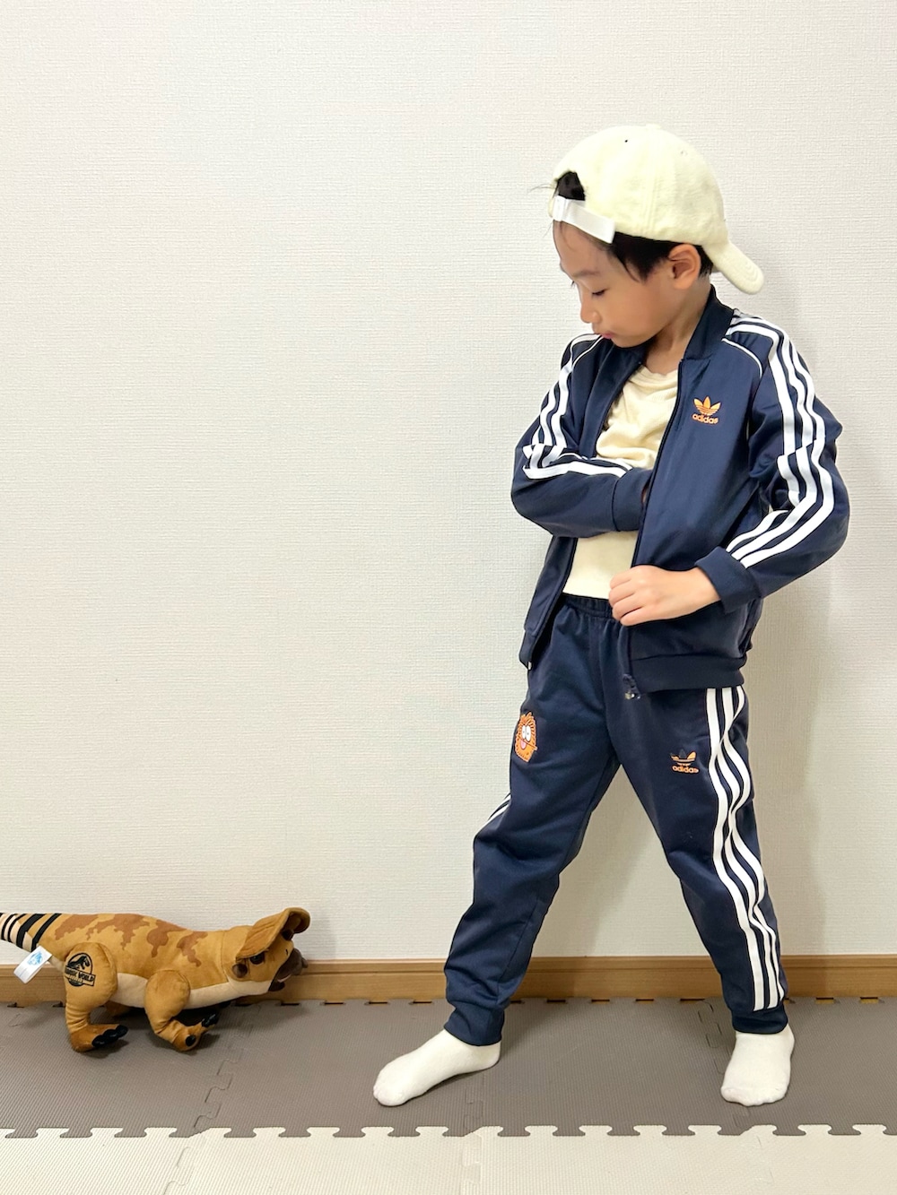 ホワイト系のTシャツ/カットソー、ブルー系のジャケット/アウター、ブルー系のパンツを着用したキッズの秋コーディネートの4枚目の写真