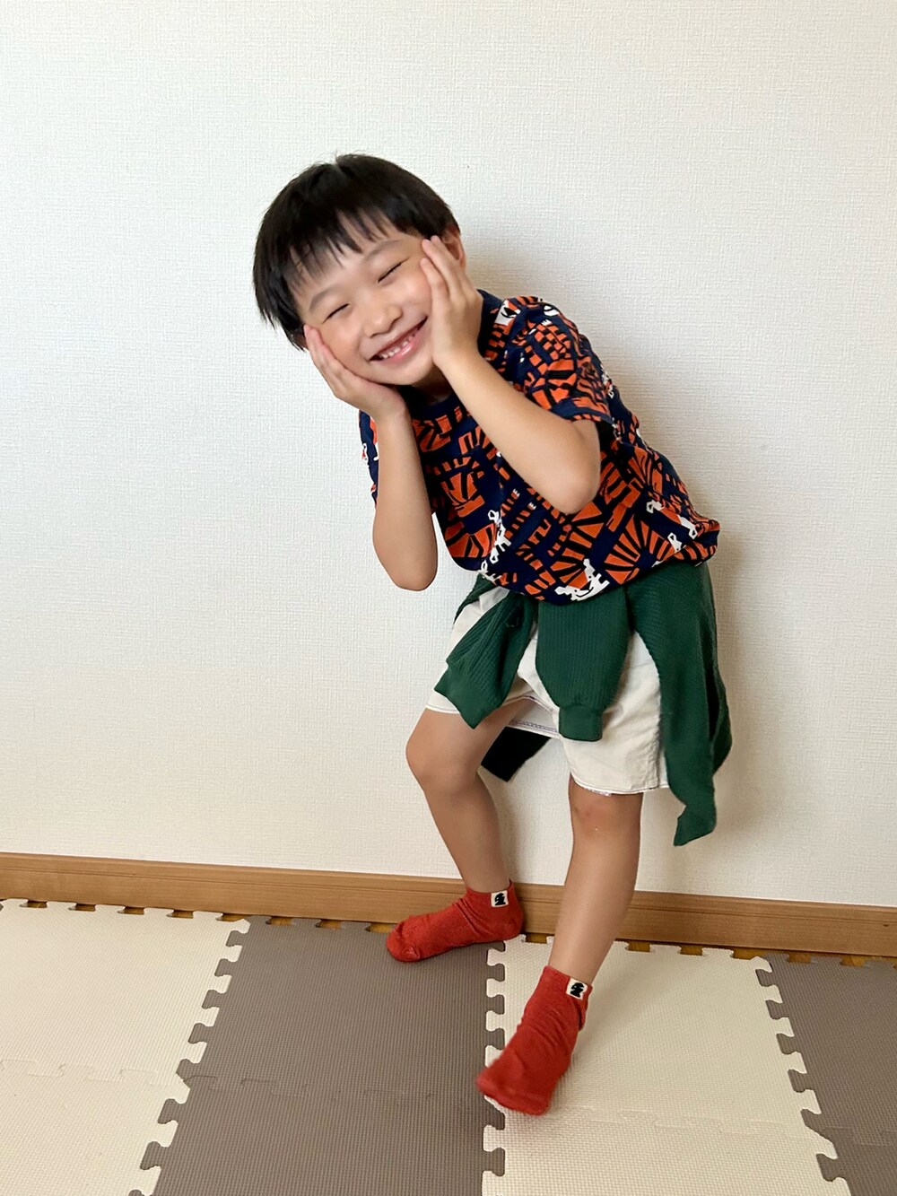 その他のTシャツ/カットソー、グリーン系のカーディガン/ボレロ、ホワイト系のパンツを着用したキッズの夏コーディネートの5枚目の写真