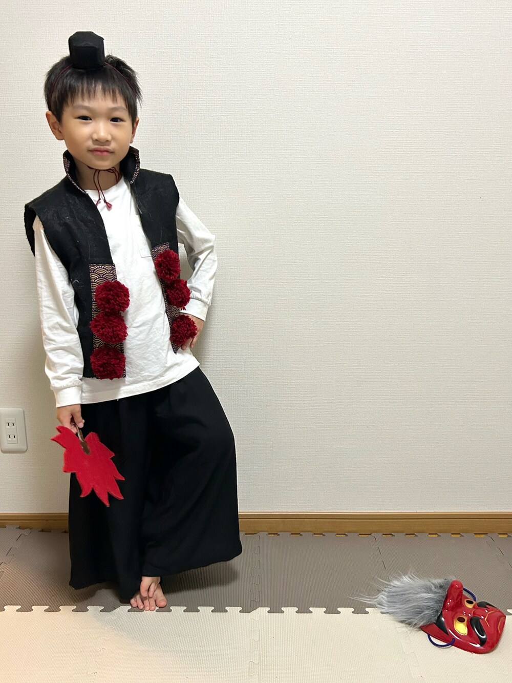 ホワイト系のTシャツ/カットソー、ブラック系のパンツ、ブラック系のフォーマルスーツ/小物を着用したキッズの秋コーディネートの5枚目の写真